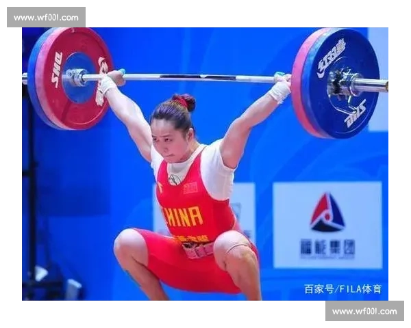 举重赛场惊险瞬间失误引发观众热议与反思 举重赛场惊险瞬间失误引发观众热议与反思